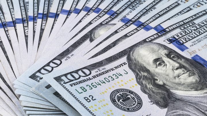 Dolar Dekat Terendah, Risiko Fiskal dan Geopolitik Membayangi