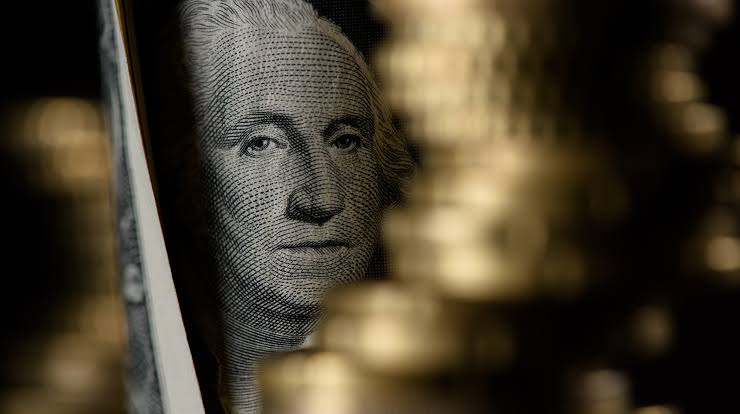 Dolar Terjepit Fed Hawkish dan Risiko Fiskal