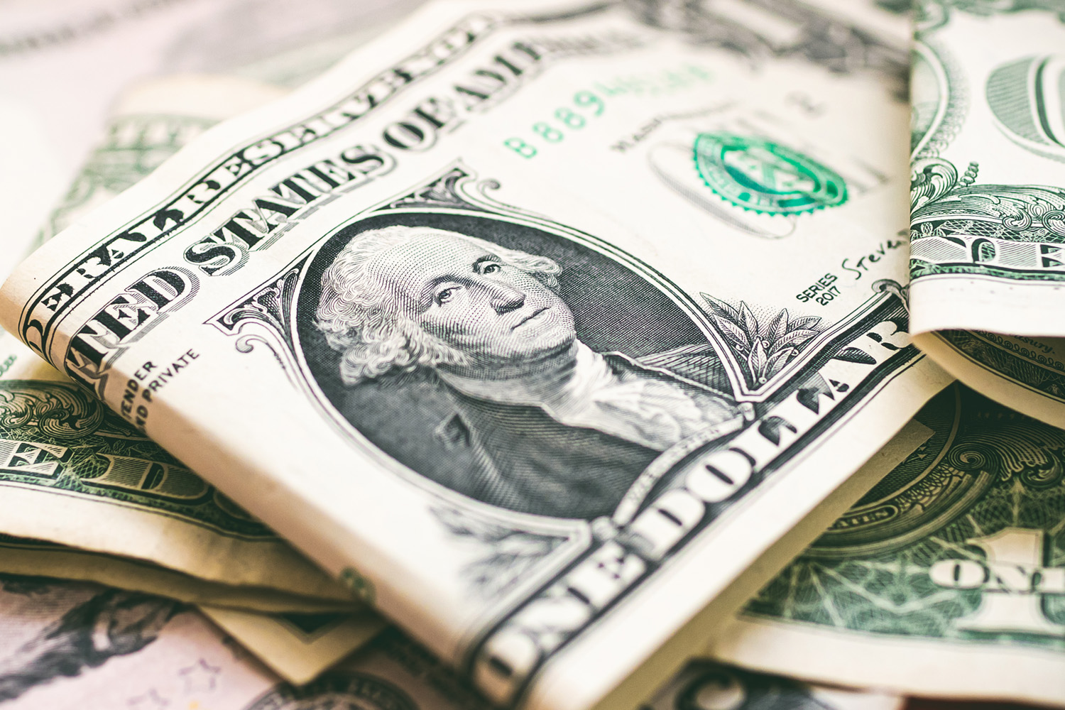 Dolar Naik Terbatas Meski Warsh Hawkish