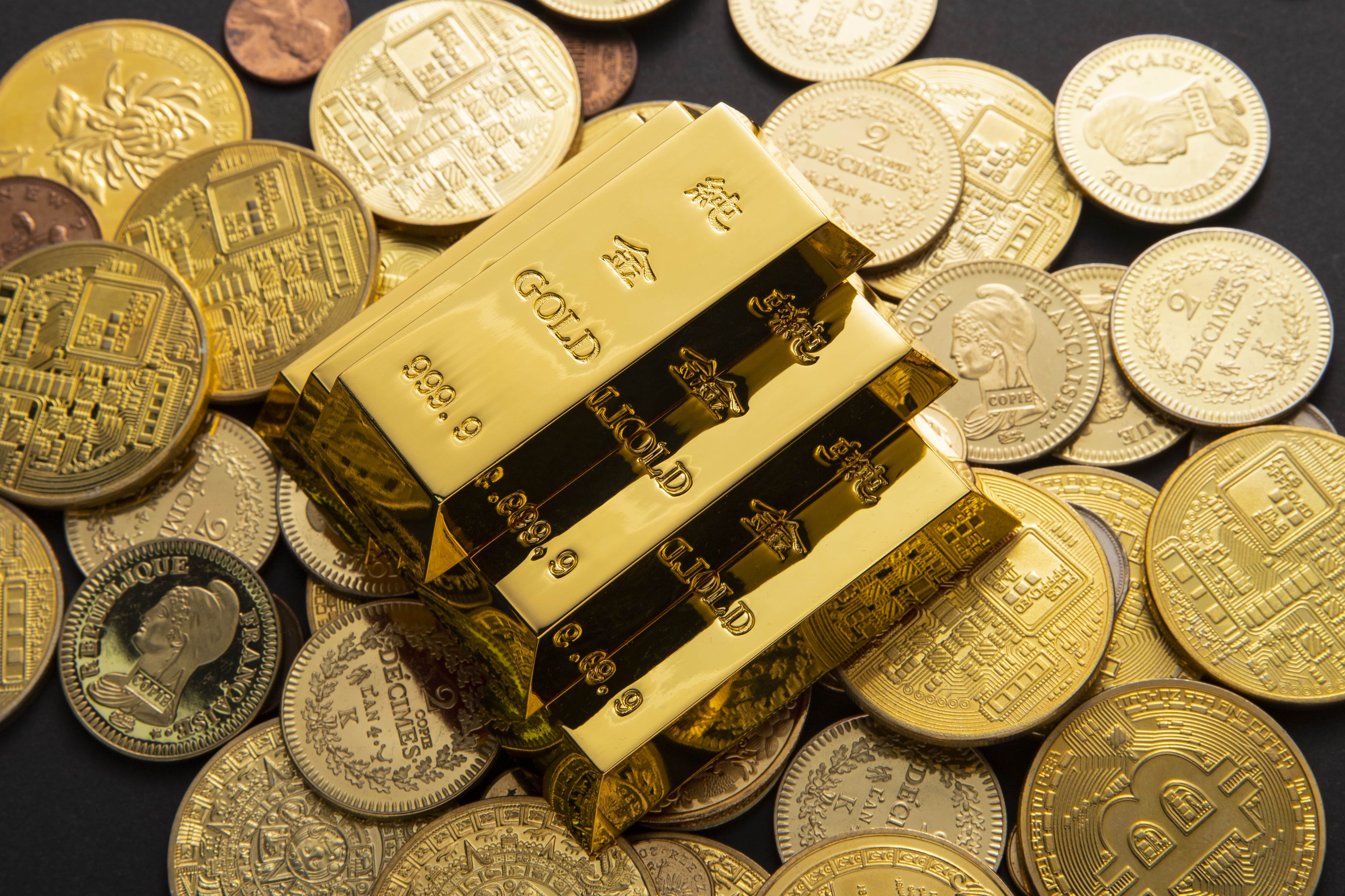 Emas Menguat, Dolar AS Turun ke Level Terendah Sepekan