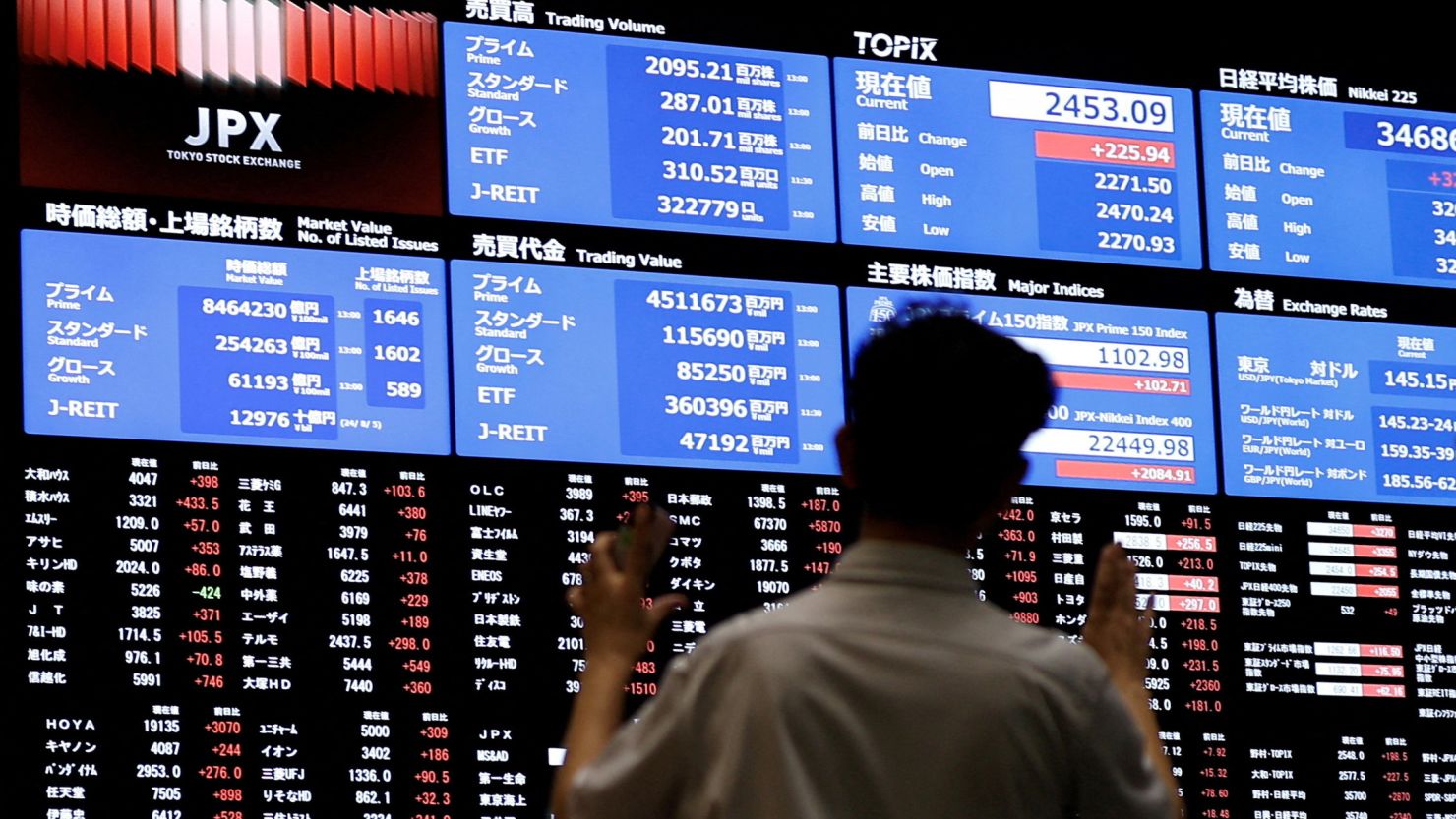 Nikkei Anjlok 1,7% saat Yen Melonjak, Saham Teknologi Pimpin Pelemahan