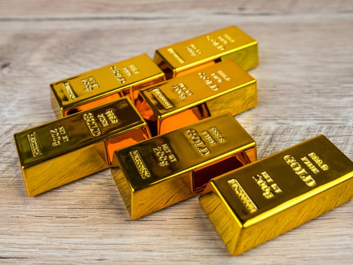 Emas Melemah, Ekspektasi Rate Hike dan Inflasi Energi Jadi Beban