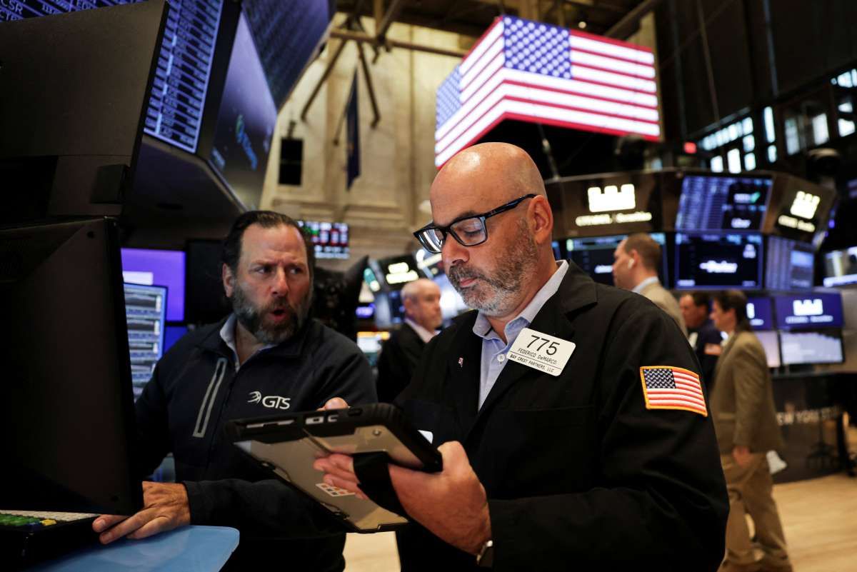 Wall Street Dibuka Melemah, Minyak Tembus US$100 Jadi Beban