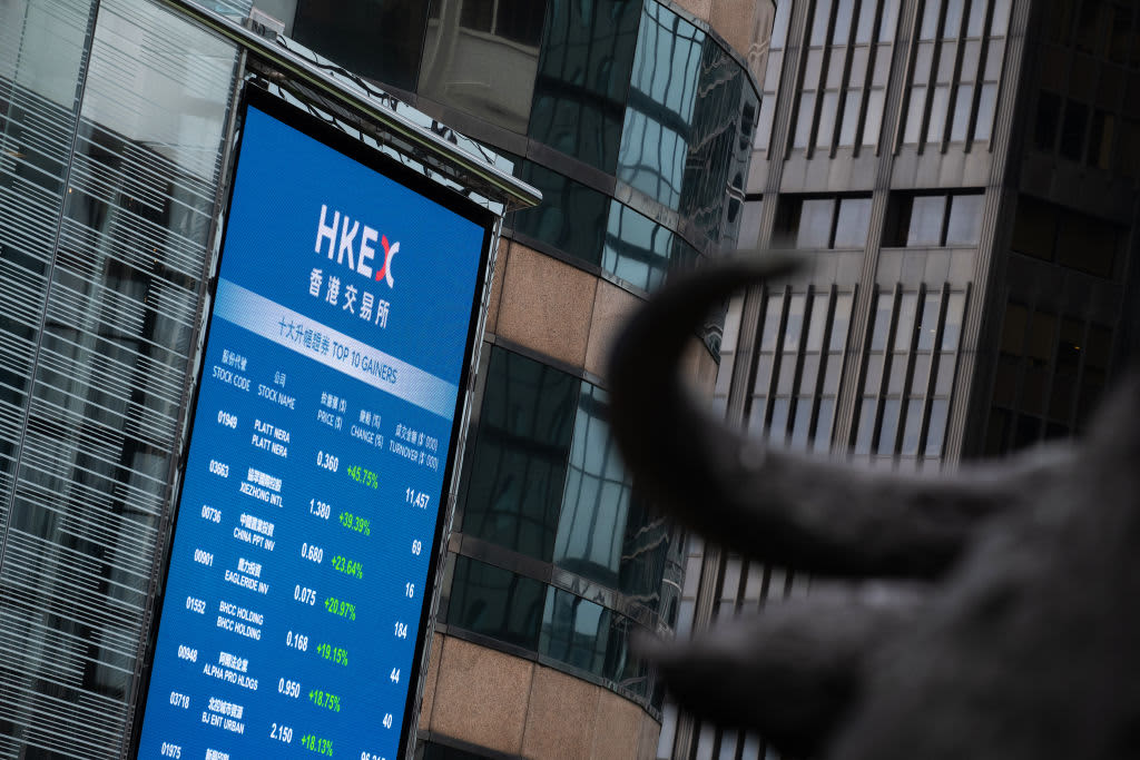 Hang Seng Berakhir Merah, Ekonomi China Kembali Jadi Sorotan