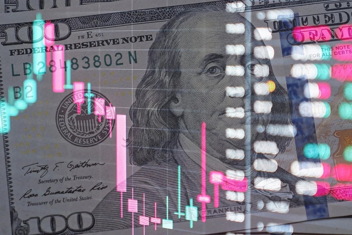 Reli Dolar Reda, tetapi Sentimen Hawkish Masih Kuat