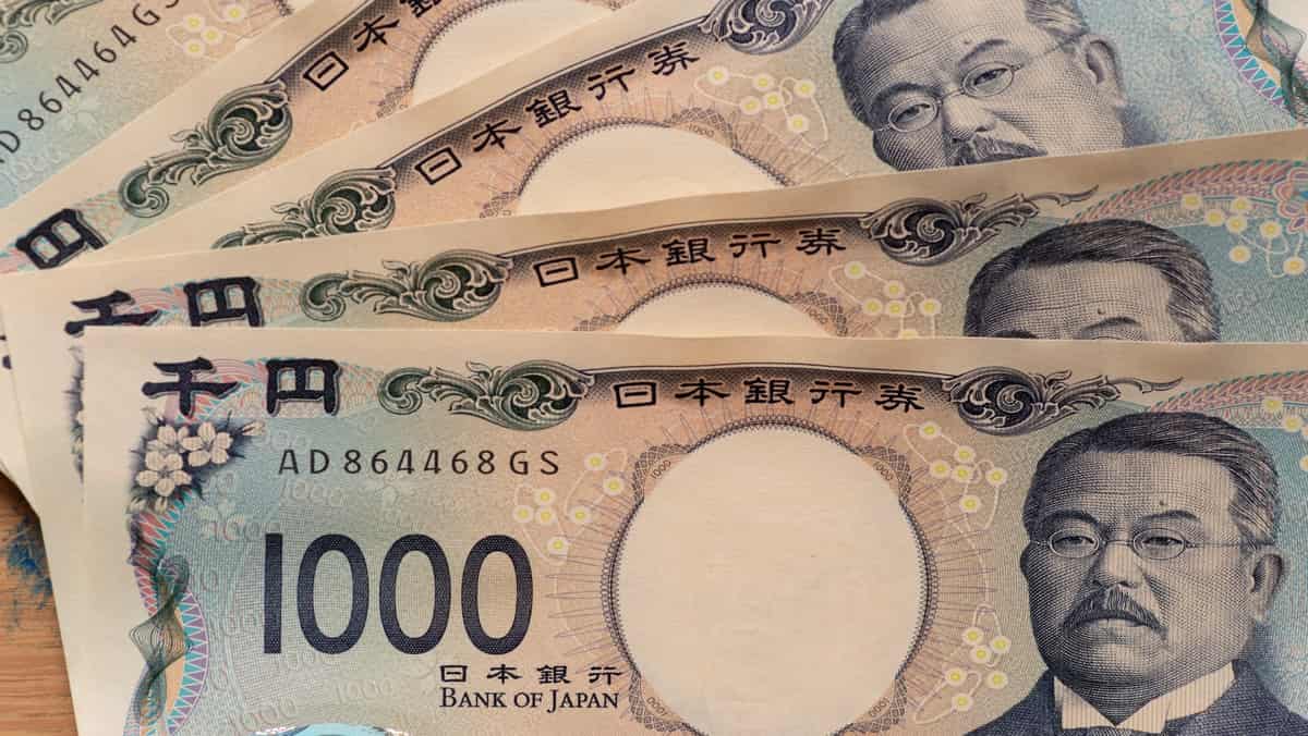 Yen Menguat Jelang BoJ, USD/JPY Turun ke Area 156