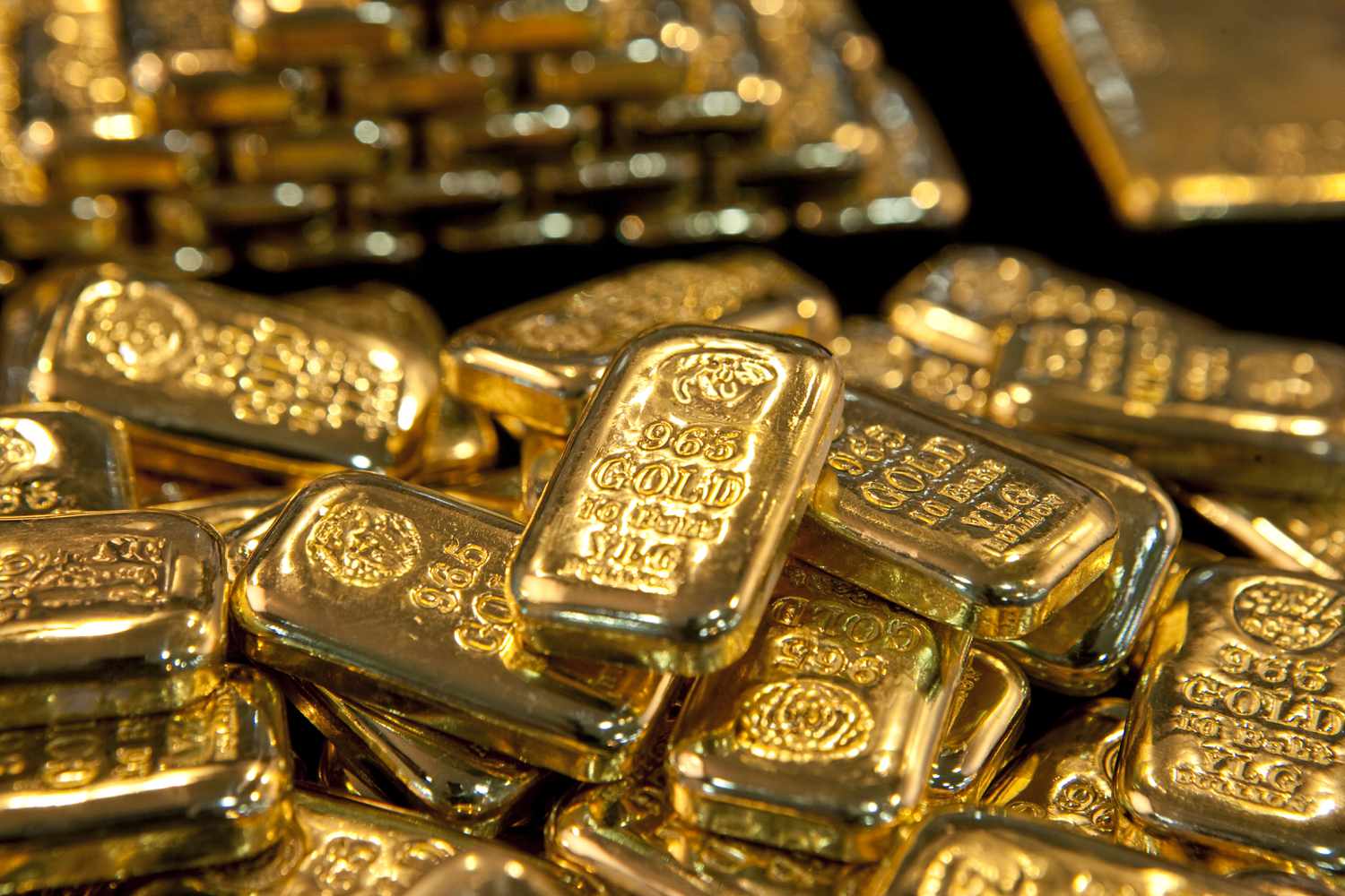 Harga Emas Melonjak, Dolar Melunak