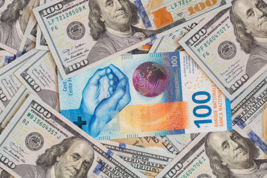 Franc Swiss Tertekan, Dolar Menang Berkat Sinyal Hawkish Fed