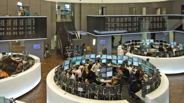Bursa Eropa Tertekan, Investor Cerna Sinyal Hawkish Bank Sentral Global