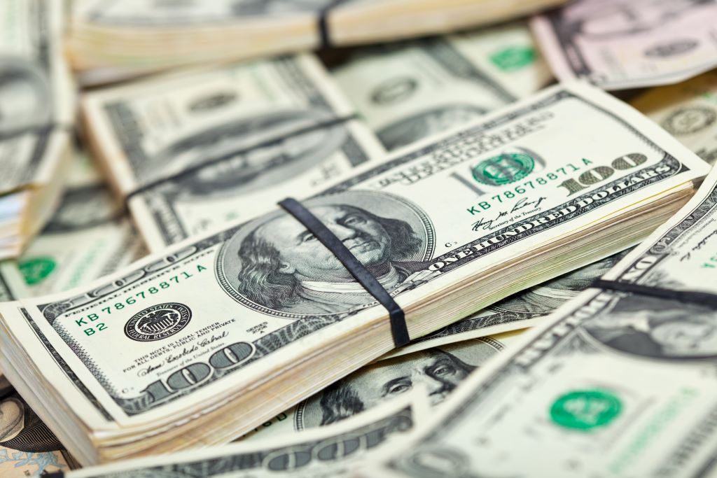 Dolar AS Bertahan di Puncak Dua Bulan, Fed Jadi Sorotan