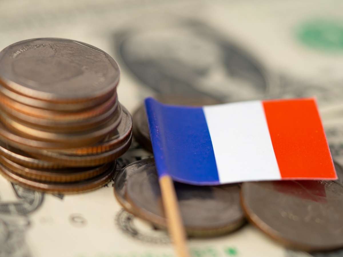 Dolar Menguat Tajam, Krisis Fiskal Prancis Tekan Euro