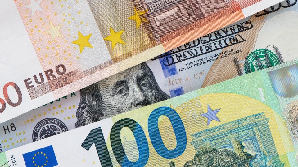 Euro Terpuruk ke Level Terendah 17 Bulan, Risiko Politik Eropa Membesar