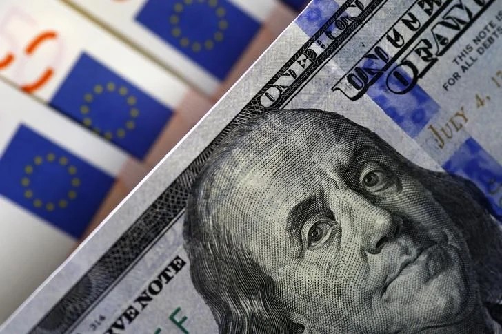 Dolar Pertahankan Momentum, Risiko Fiskal Eropa Membayangi