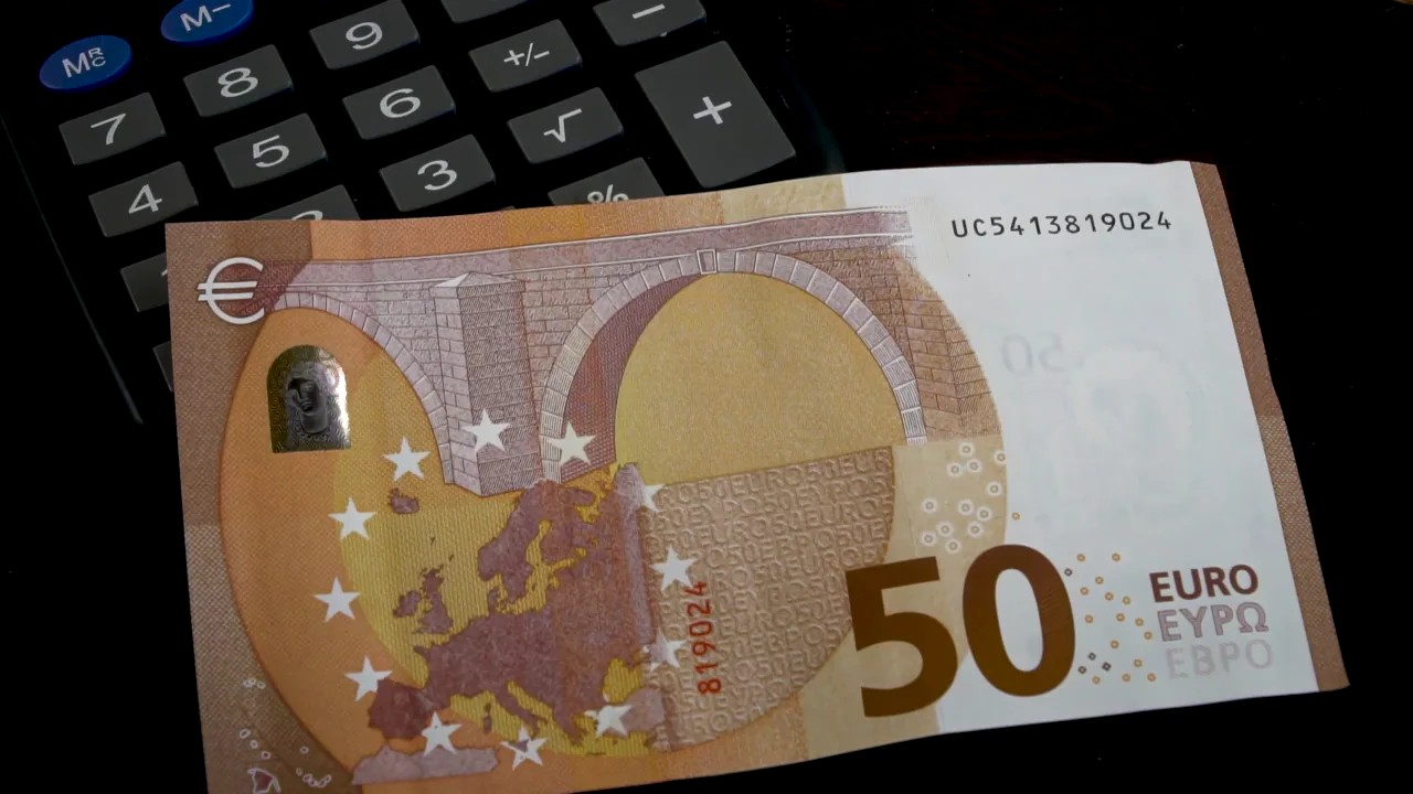 Euro Rebound, Tapi Risiko Fiskal Prancis Mengintai
