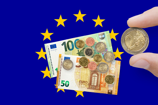 EUR/USD Menguat, Inflasi AS dan Krisis Utang Prancis Jadi Sorotan