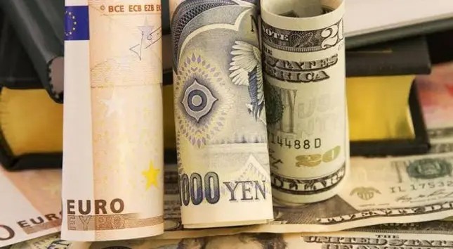 Dolar AS Menguat, Euro dan Yen Tertekan