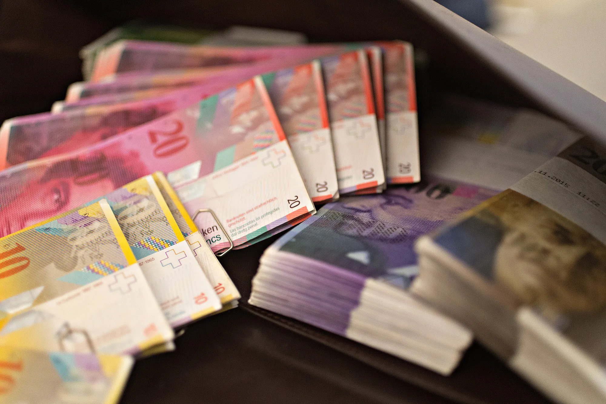 USD/CHF Bertahan, Sinyal Fed Jadi Sorotan