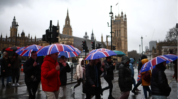 Pound Under Pressure, Dollar Strengthens