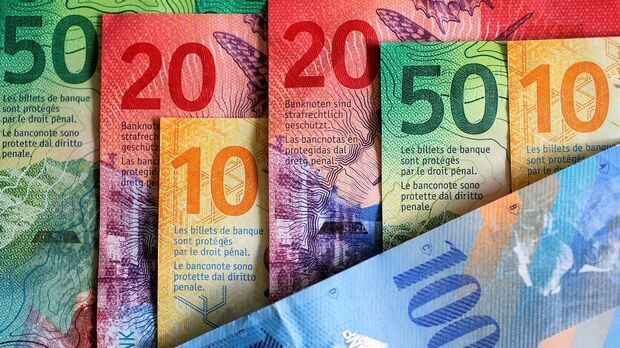 EUR/USD Rises, US Dollar Pressured by US-Iran Peace Hopes