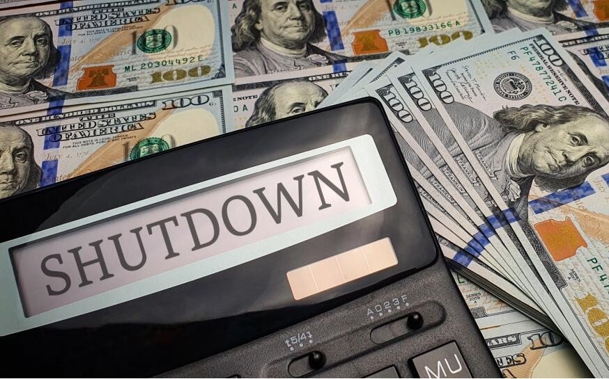 Euro Edges Lower; Fed Minutes Weigh on Sentiment