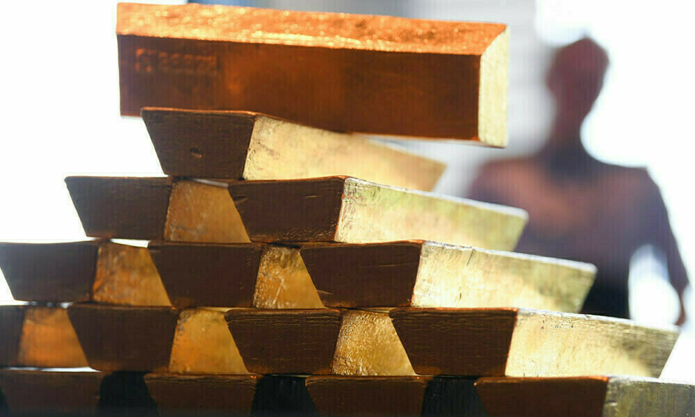 Emas Tertekan Dolar dan Yield, Minyak Menguat karena Risiko Pasokan Hormuz