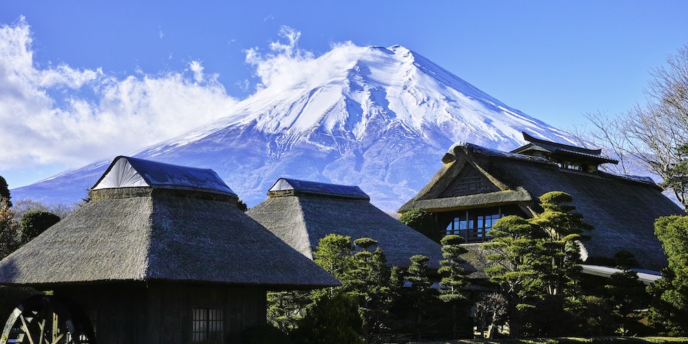 Nikkei Edges Down; Major Stocks See Volatile Moves