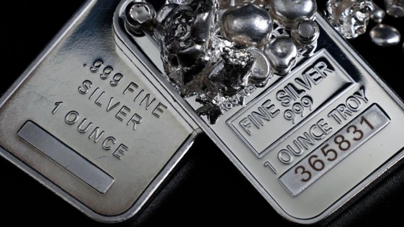 Silver Falls Ahead of the Fed